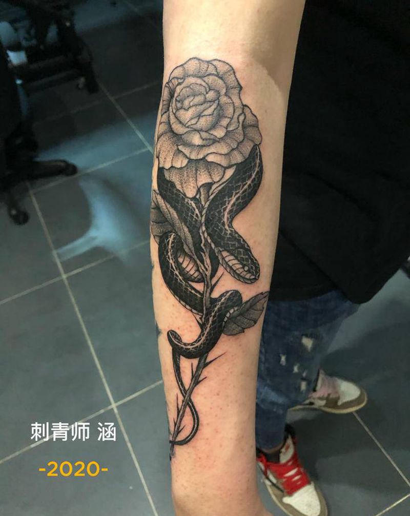 玫瑰花和蛇纹身图片_手臂点刺蛇玫瑰纹身图案