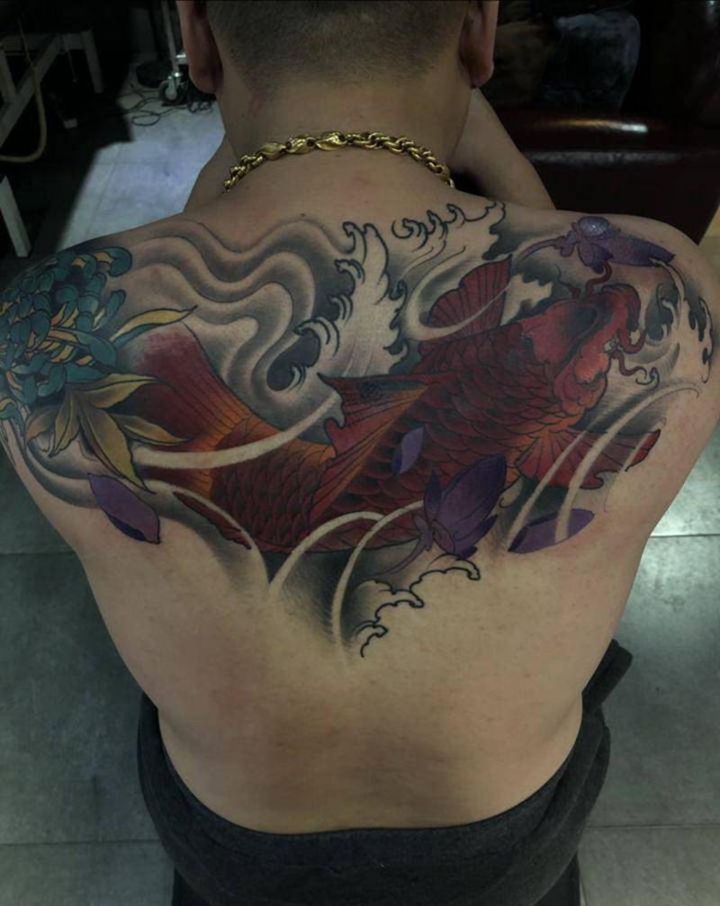 鱼纹身图片_背部新传统纹身图案