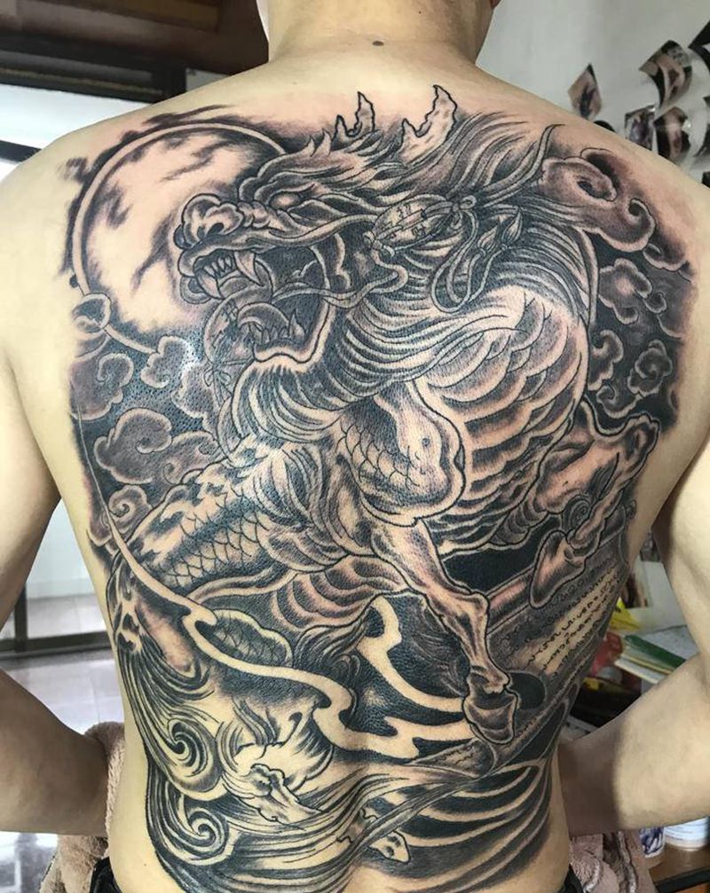 麒麟纹身图片_背部新传统纹身图案