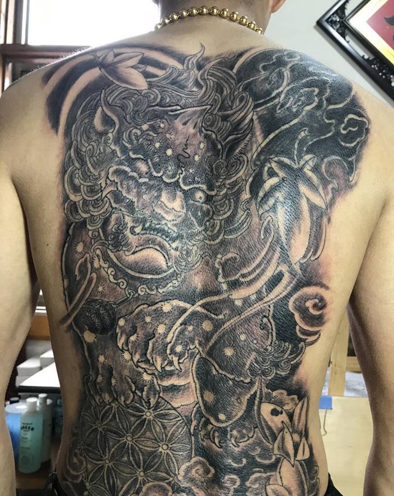 唐狮纹身图片_背部新传统纹身图案