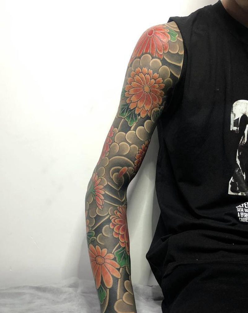 菊花云臂纹身图片_手臂老传统菊花纹身图案