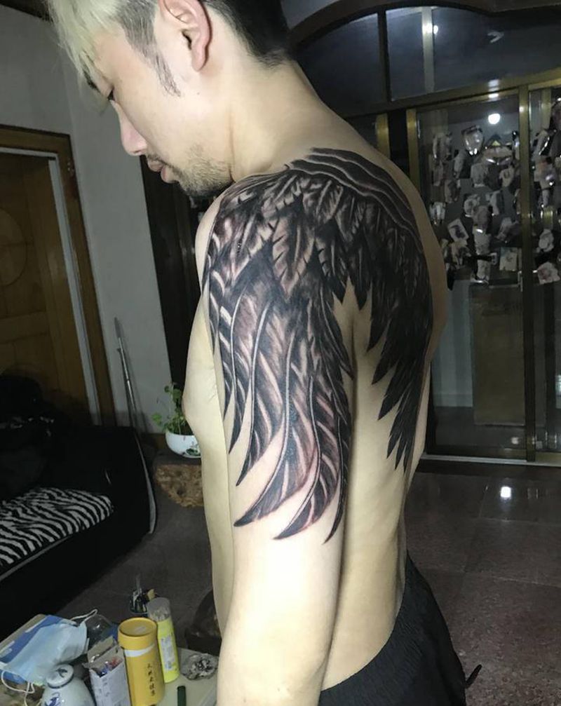 天使之翼纹身图片_背部欧美写实纹身图案