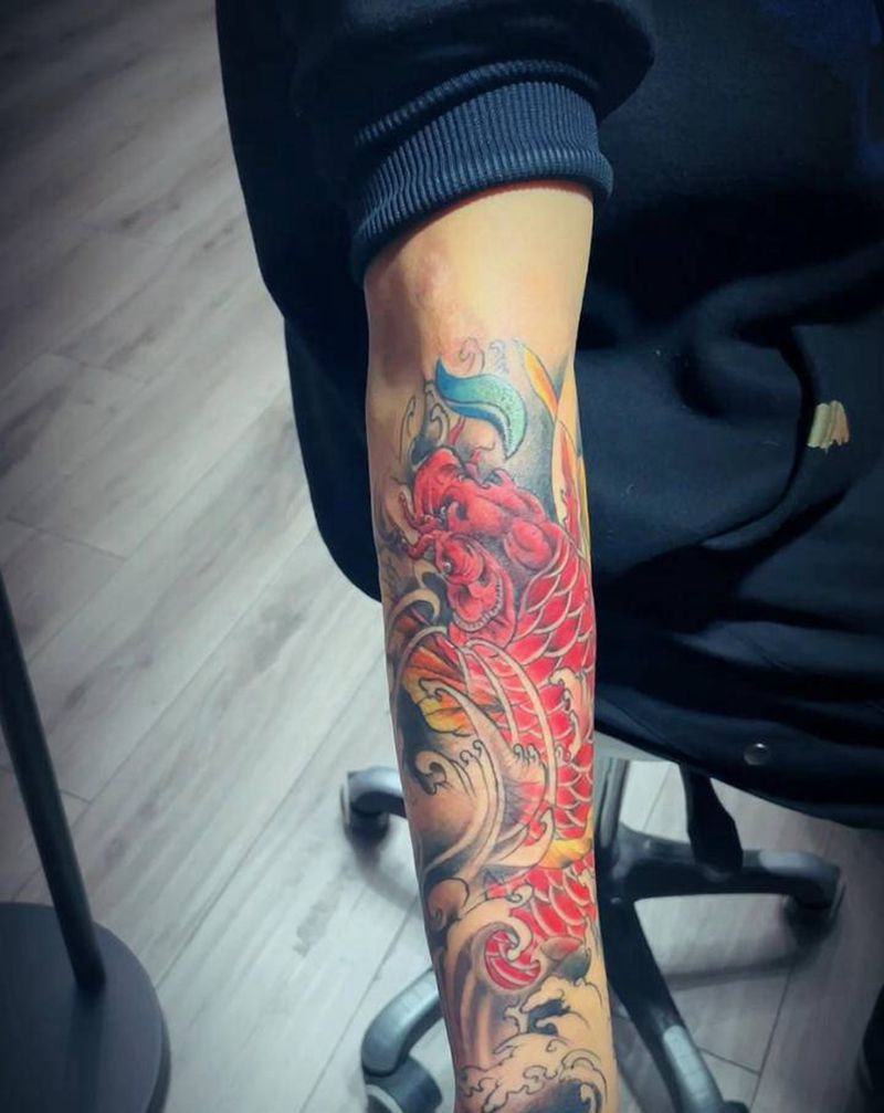 锦鲤纹身图片_手臂新传统纹身图案