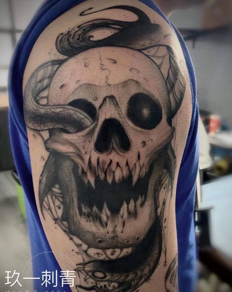 骷髅蛇纹身图片_手臂欧美写实纹身图案