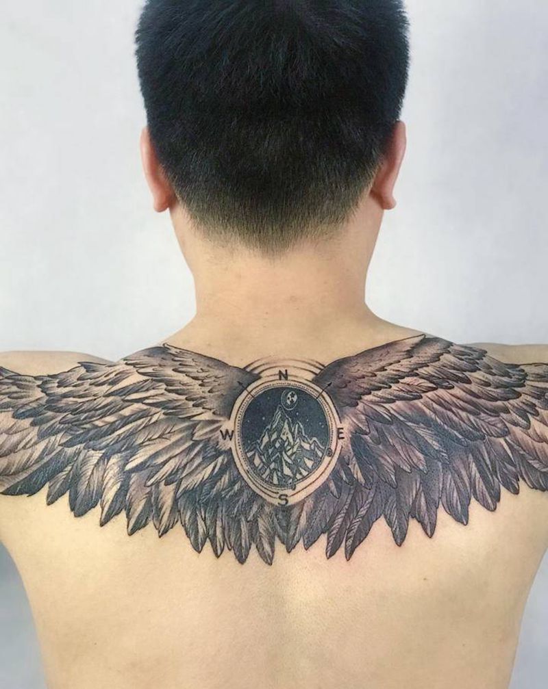 海军小哥哥的理想翅膀纹身图片_背部点刺几何纹身图案