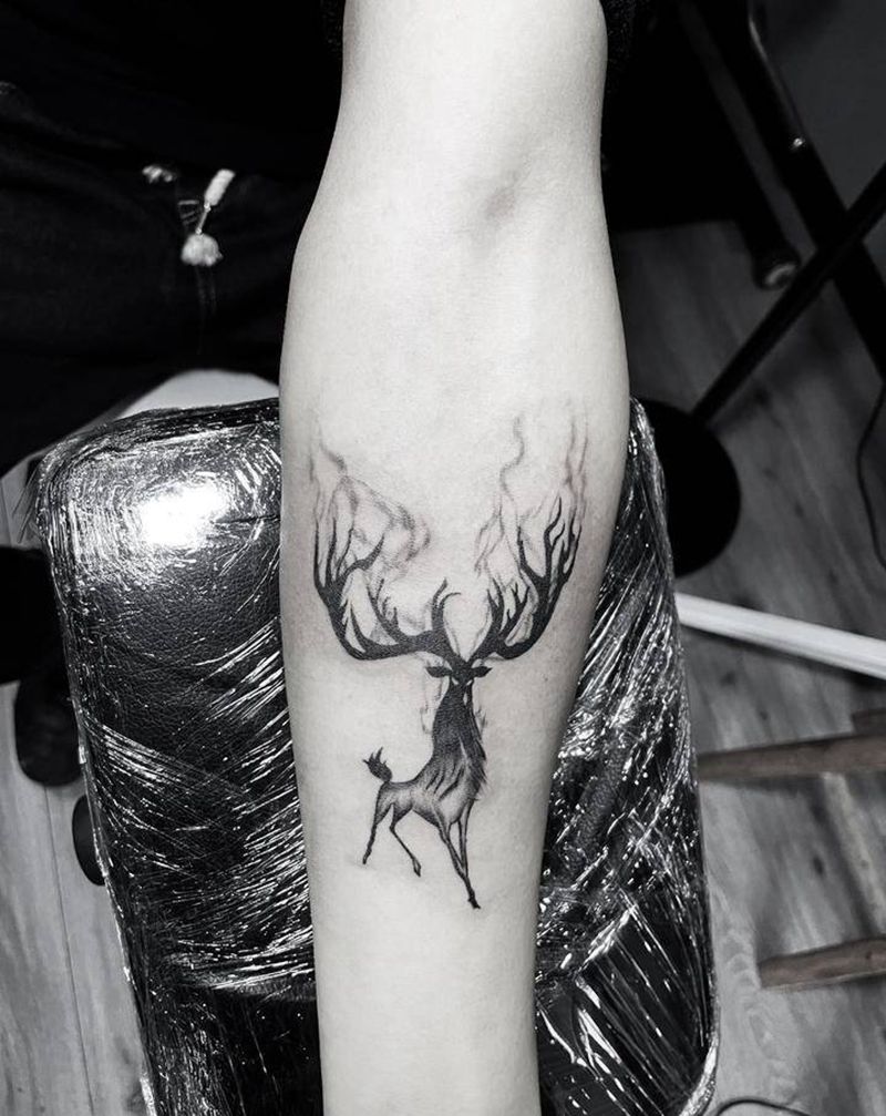 暗鹿纹身图片_手臂纹身图案