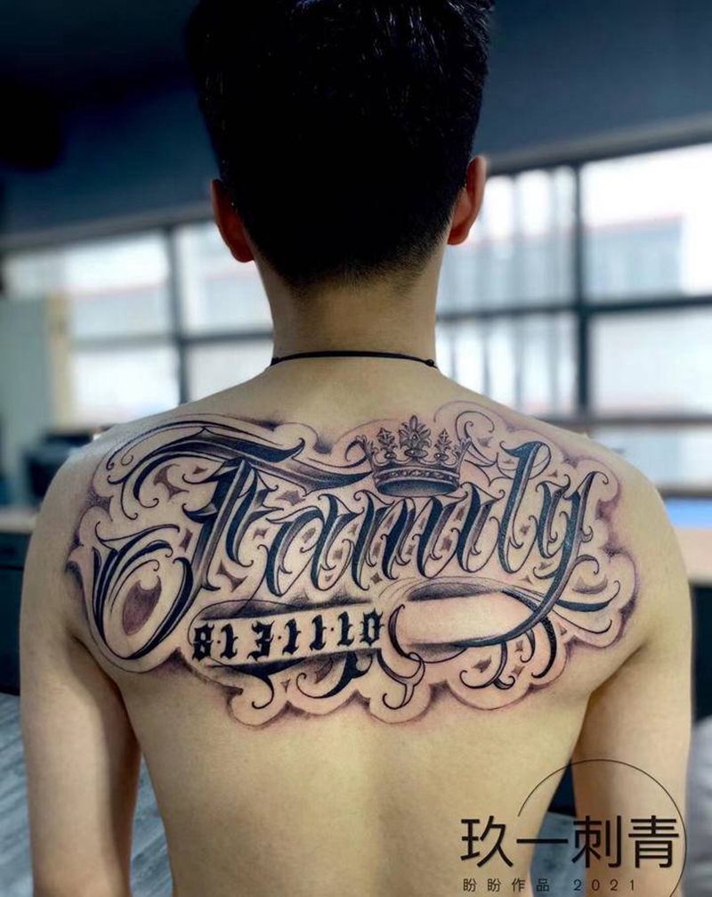 Family纹身图片_背部花体字纹身图案