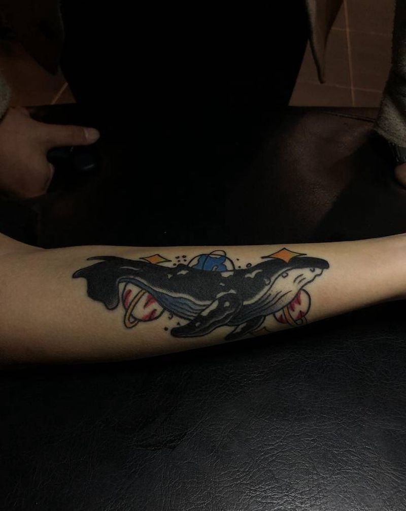 鲸鱼星球纹身图片_手部Old School鲸鱼纹身图案