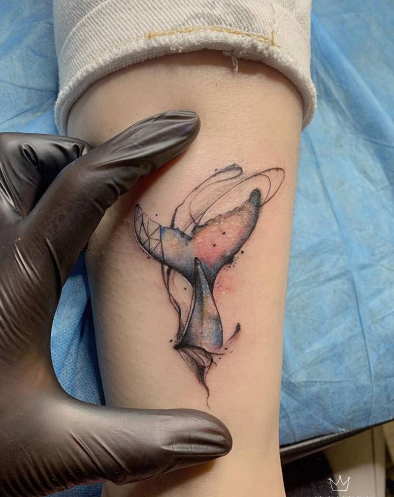 鲸鱼尾纹身图片_腿部水彩鲸鱼纹身图案