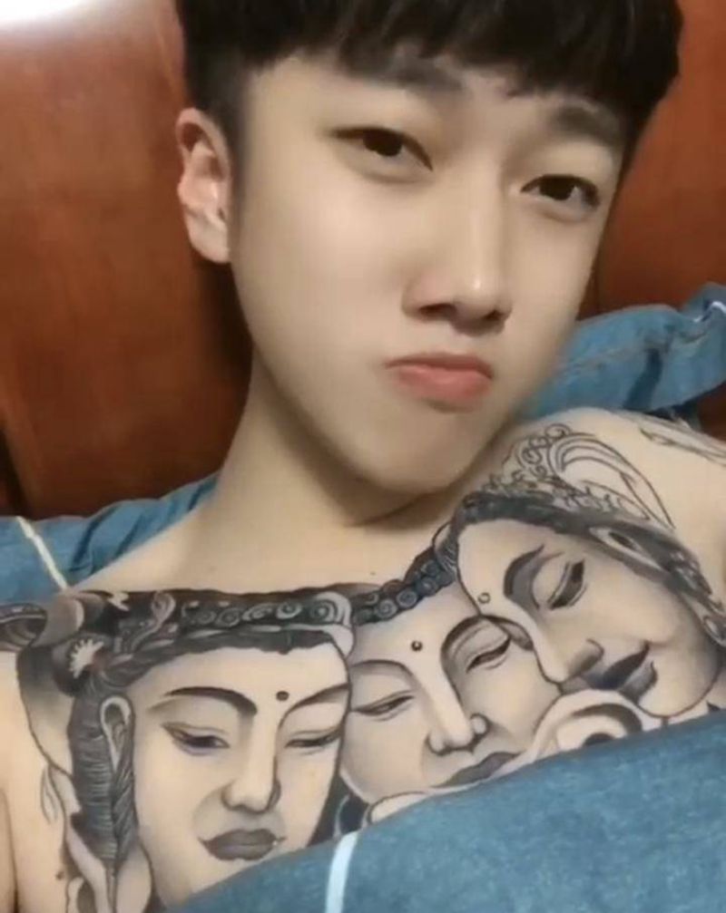 女刺客美团电话纹身图片_胸部手臂新传统欧美写实纹身图案