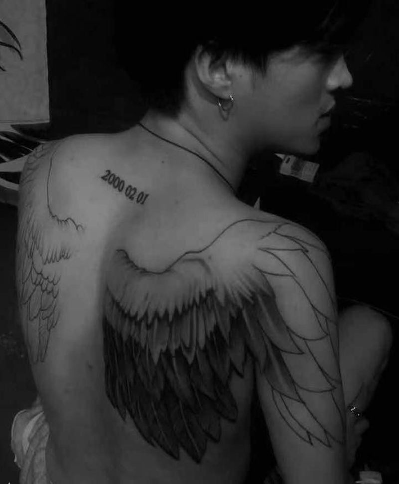 手绘翅膀纹身图片_肩部欧美写实纹身图案