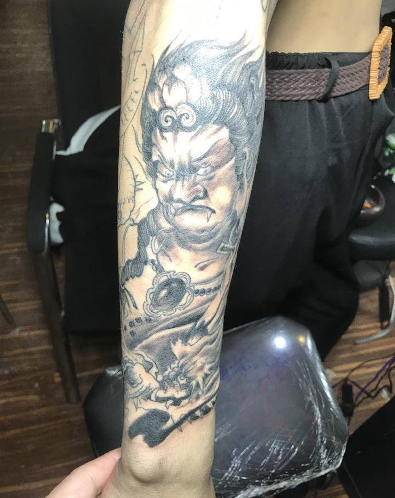 不动明王纹身图片_手臂新传统欧美写实纹身图案