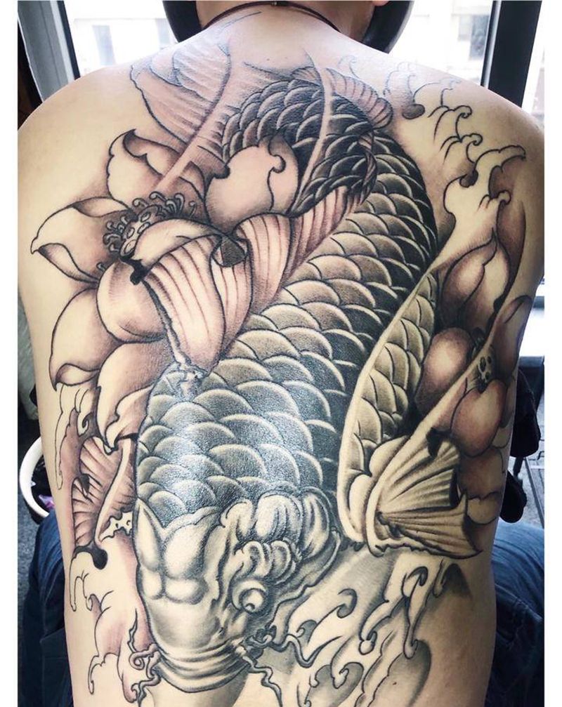 锦鲤纹身图片_背部纹身图案