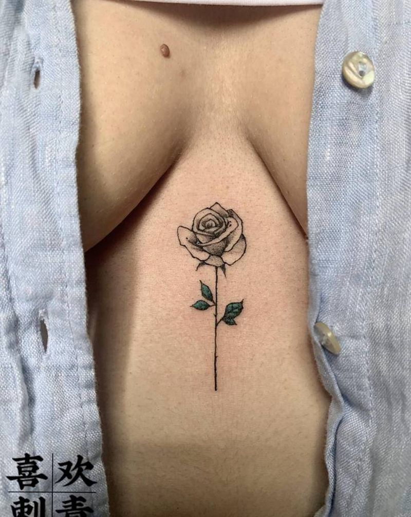 胸下小花纹身图片_胸部New School玫瑰纹身图案