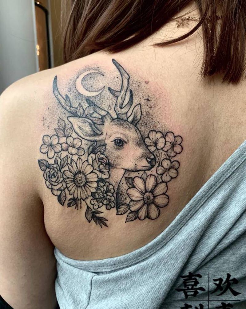 温柔小鹿纹身图片_背部欧美写实鹿素花纹身图案