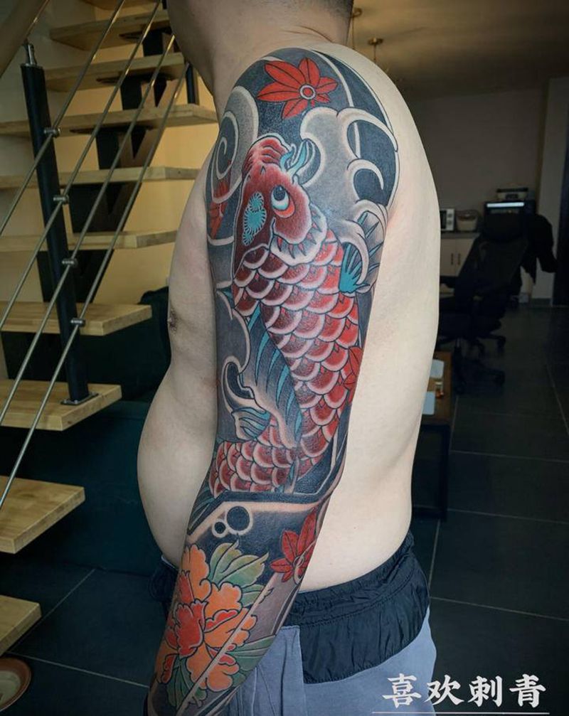 锦鲤牡丹花臂纹身图片_手臂老传统锦鲤牡丹纹身图案