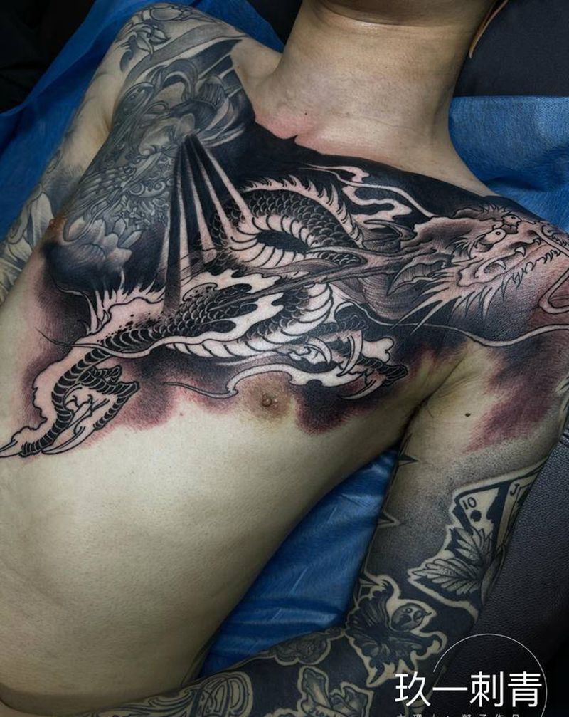 小龙一条纹身图片_胸部纹身图案