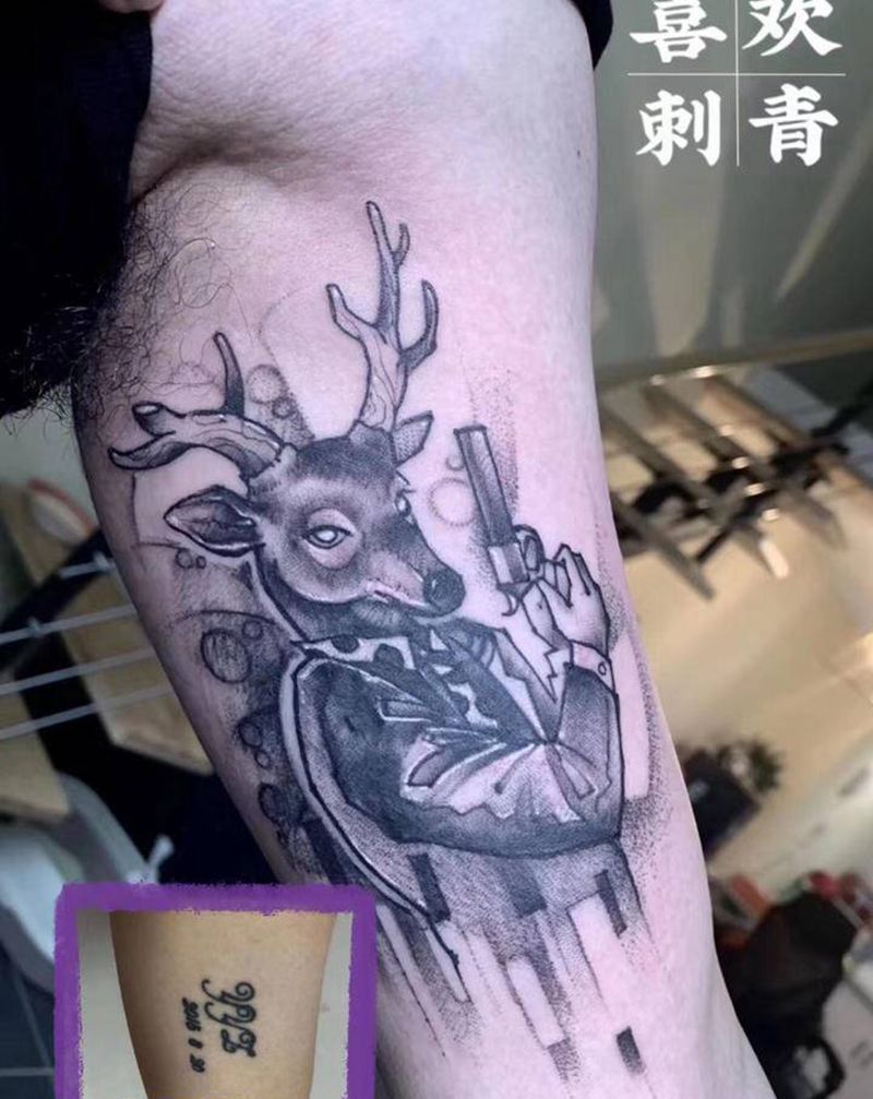 鹿先生遮盖字母纹身图片_手臂欧美写实遮盖纹身图案
