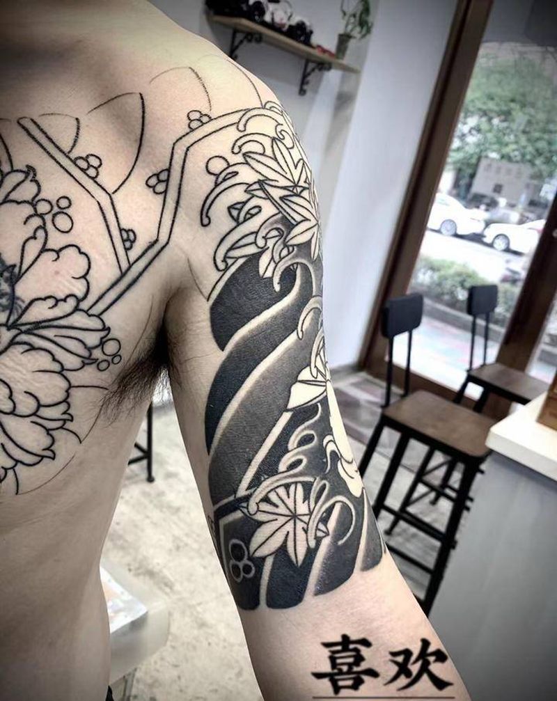 老传统半胛黑灰继续纹身图片_胸部手臂老传统锦鲤牡丹纹身图案