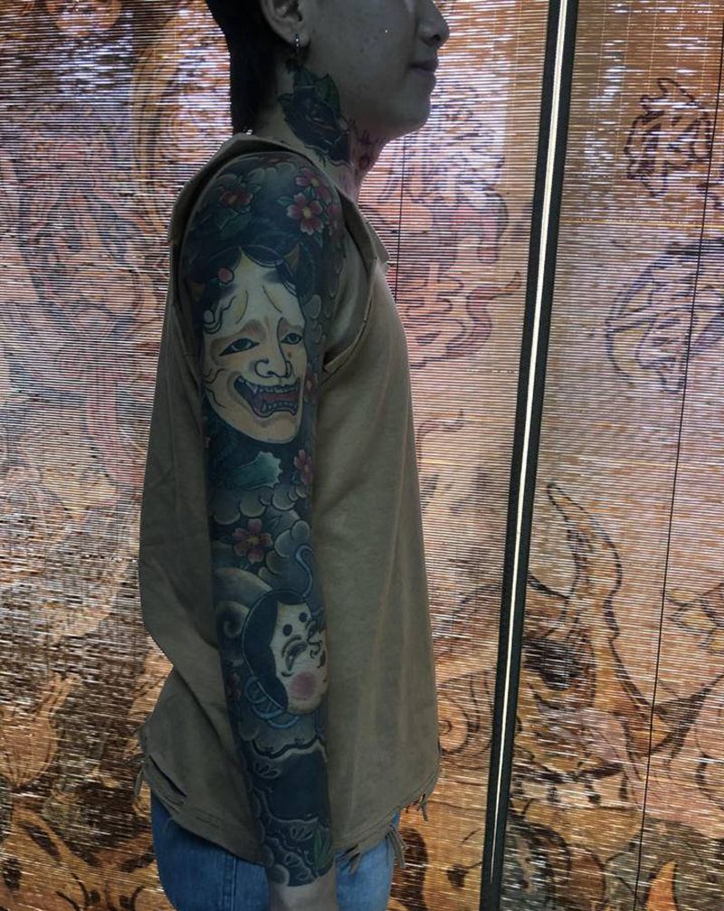 日式能面拼凑遮盖纹身图片_手臂老传统般若花臂遮盖纹身图案