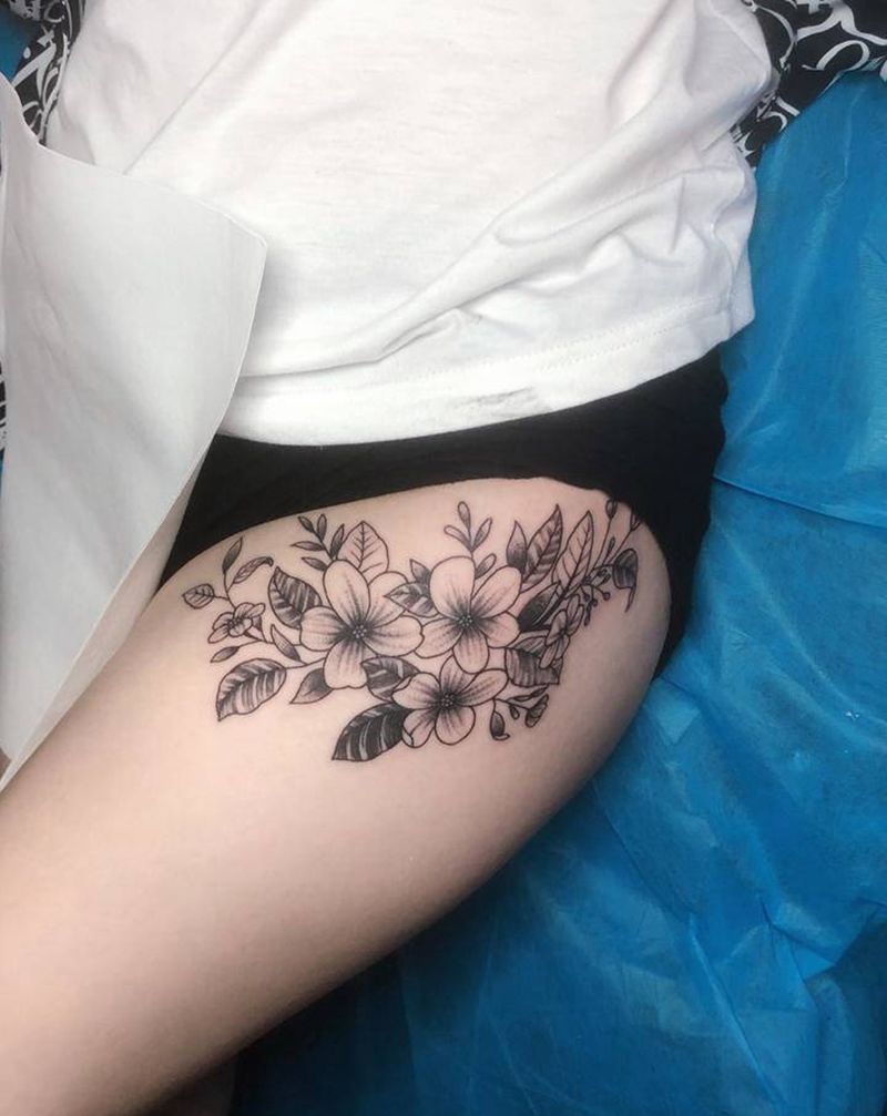 大腿素花纹身图片_腿部点刺素花纹身图案