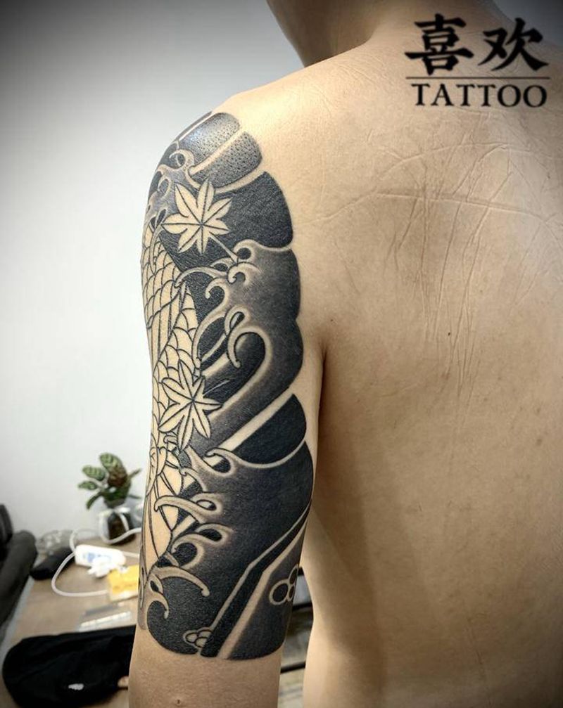 遮盖半胛黑灰完成纹身图片_手臂胸部老传统锦鲤牡丹纹身图案