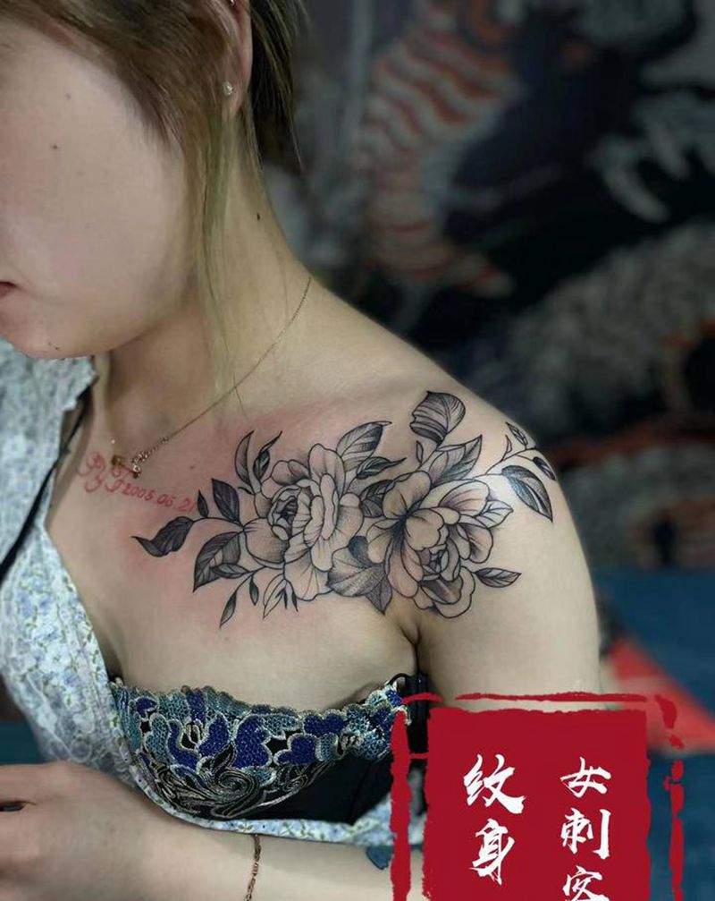 素花纹身图片_胸部纹身图案