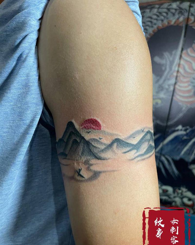 破墨山水纹身图片_手部纹身图案