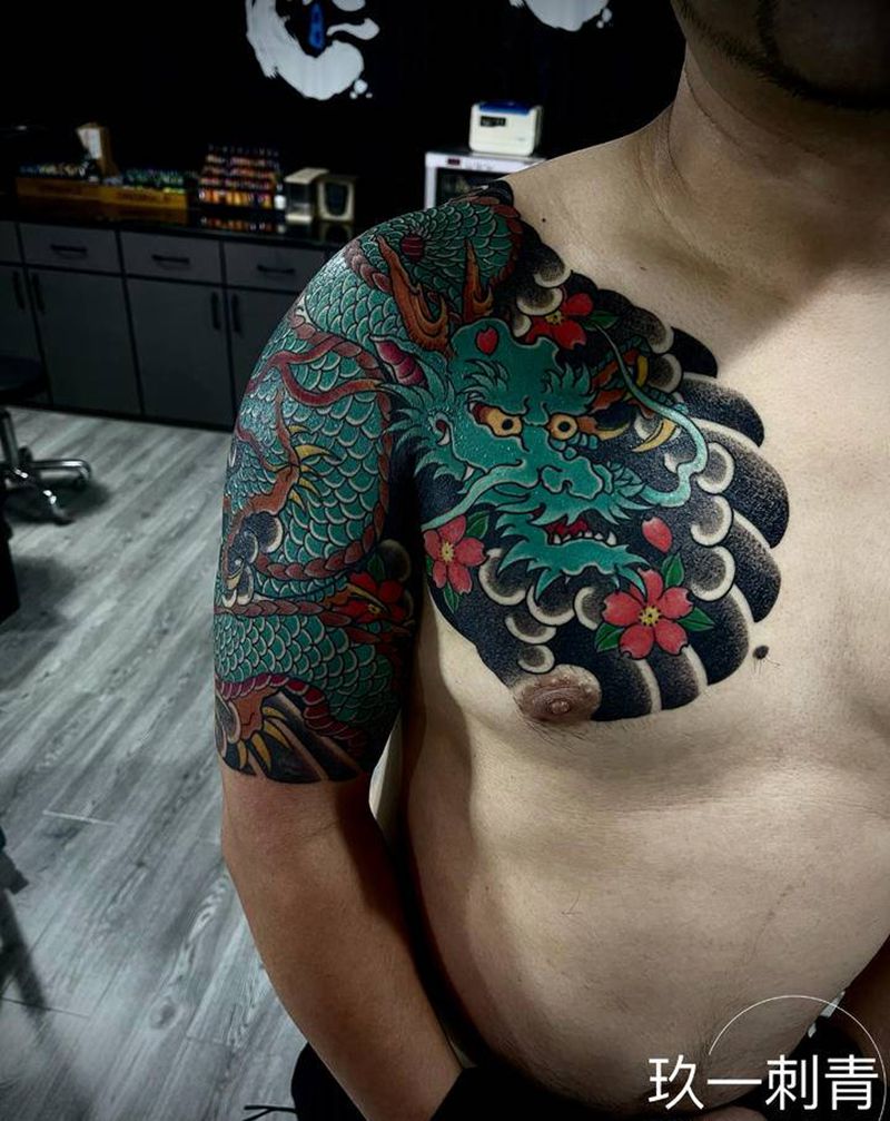 半甲龙纹身图片_手臂胸部老传统纹身图案