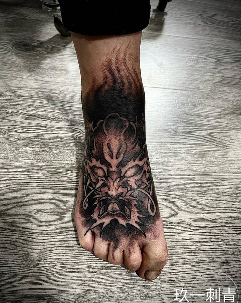 脚背龙头纹身图片_脚部老传统纹身图案