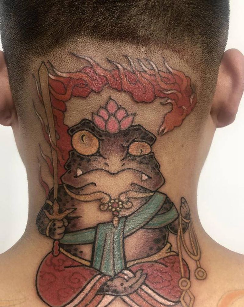 不动明蛙纹身图片_颈部老传统青蛙纹身图案