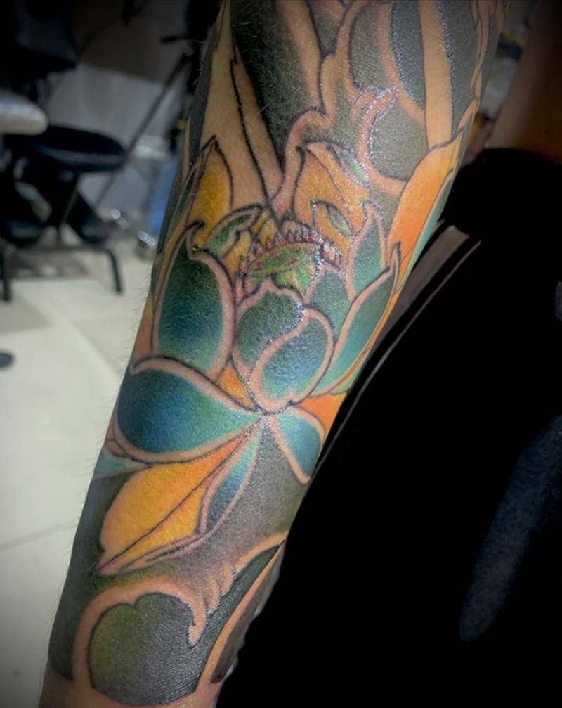 小臂彩色荷花纹身图片_手臂老传统荷花水浪老传统纹身图案