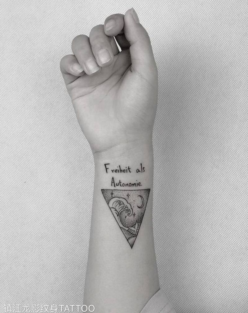 西安的帅哥配镇江小美妞纹身图片_手部点刺纹身图案