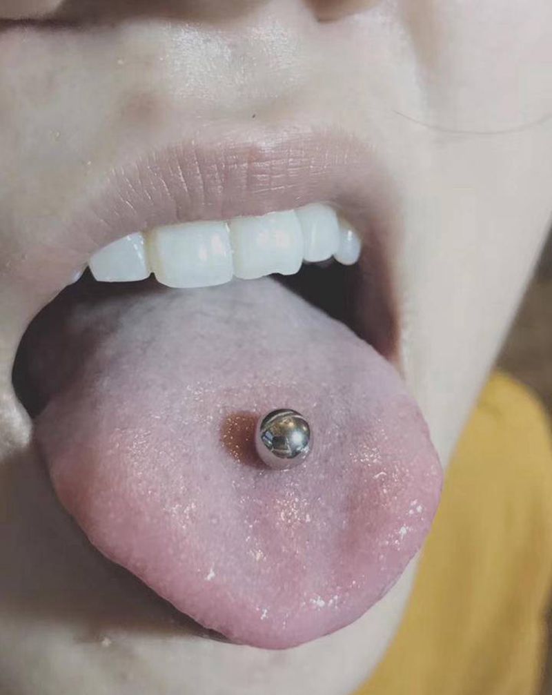 舌钉纹身图片_几何纹身图案