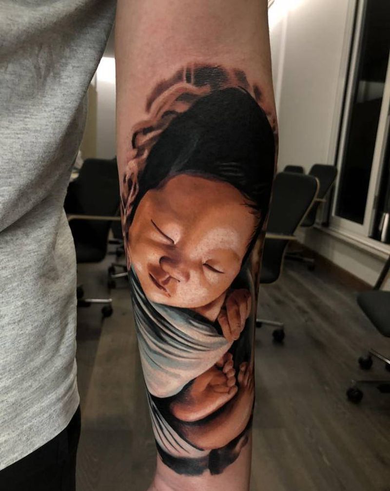 宝贝儿子纹身图片_手部欧美写实纹身图案