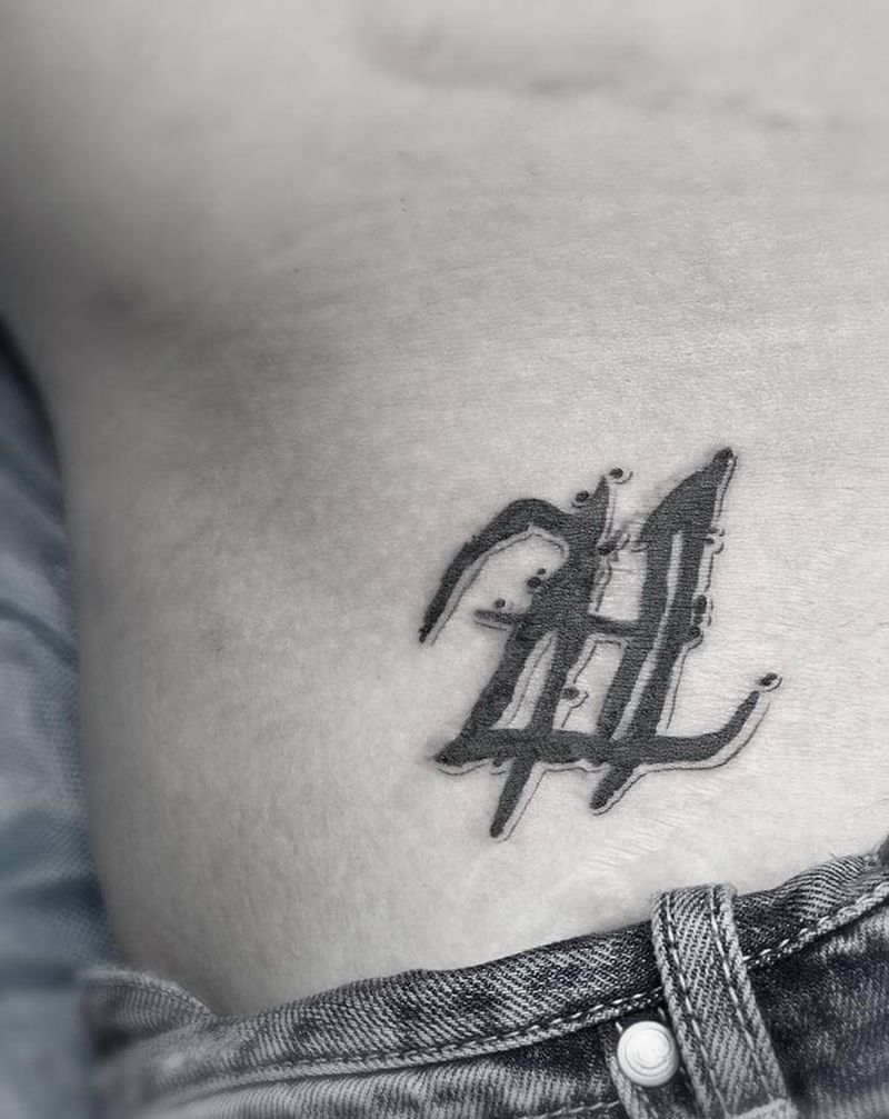 一个小字母纹身图片_腰部花体字纹身图案