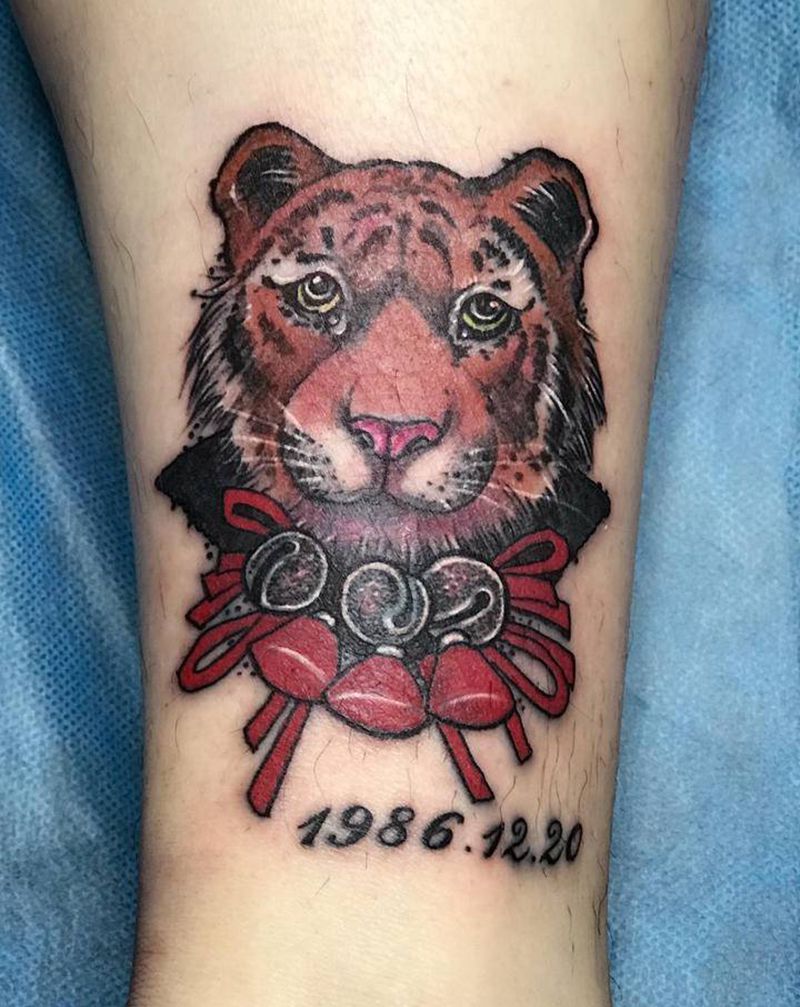 小老斧纹身图片_腿部点刺水彩纹身图案