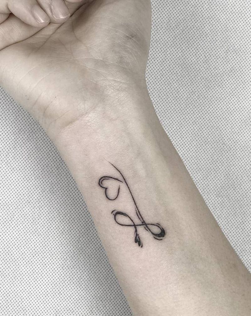 字母纹身图片_手部花体字几何纹身图案