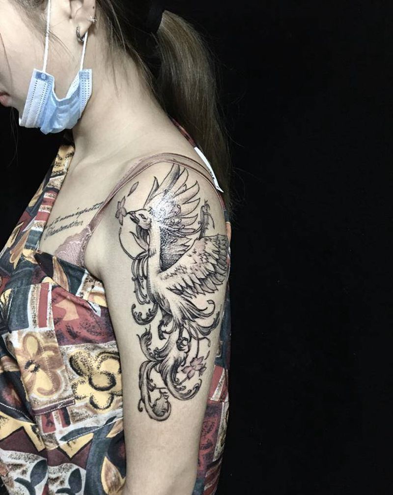 凤纹身图片_肩部点刺纹身图案