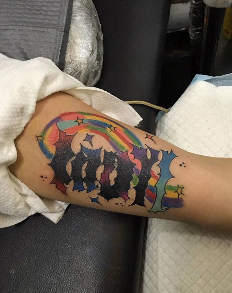 遮盖纹身图片_手部花体字纹身图案