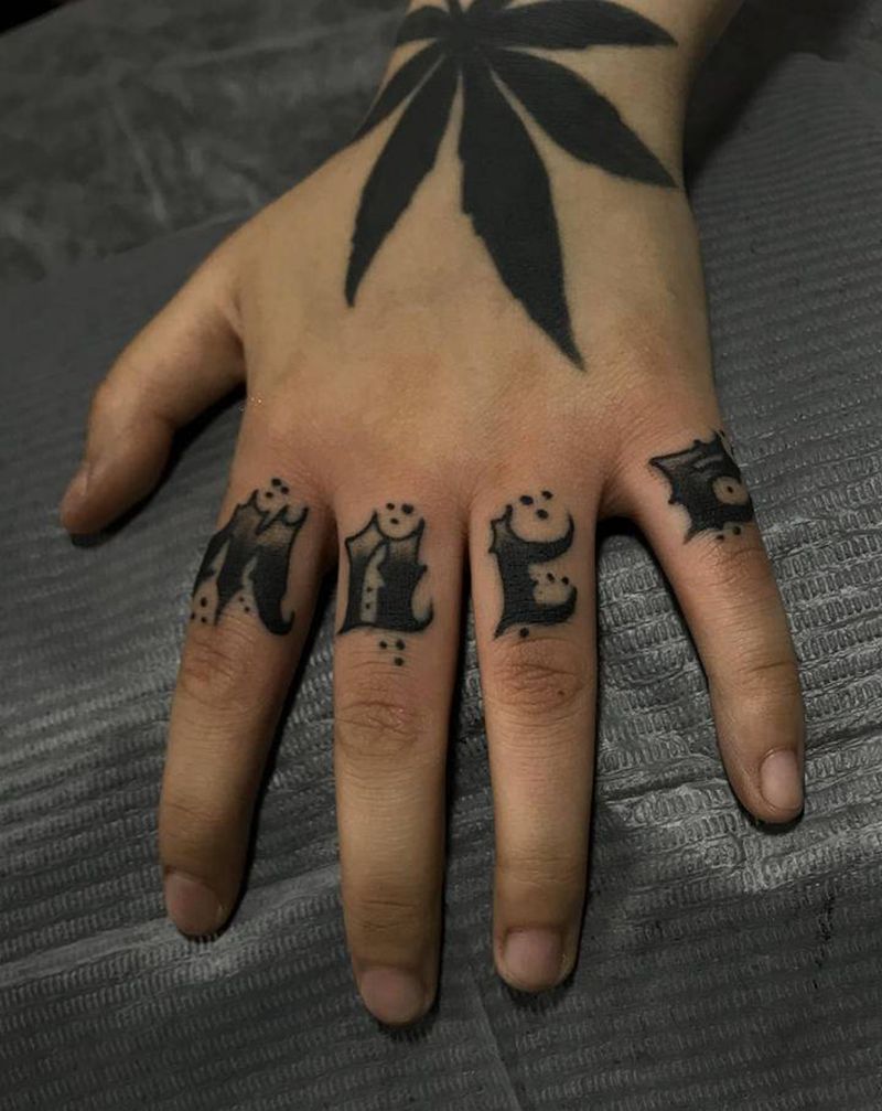 手指遮盖纹身图片_手部花体字纹身图案