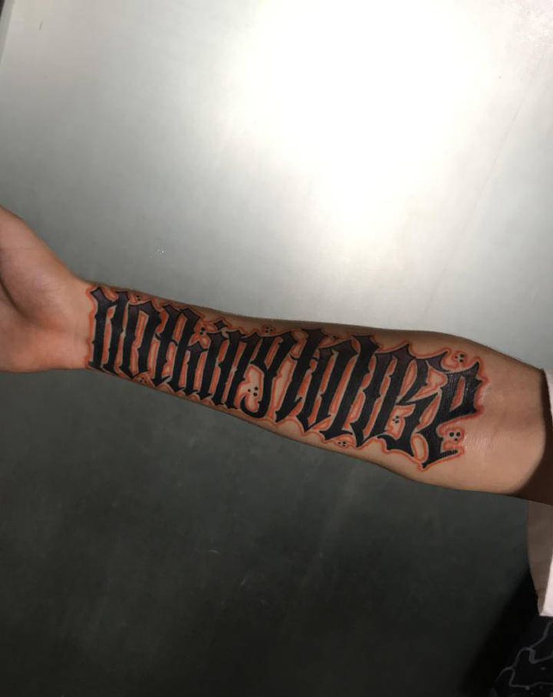 奇卡诺纹身图片_手部花体字纹身图案