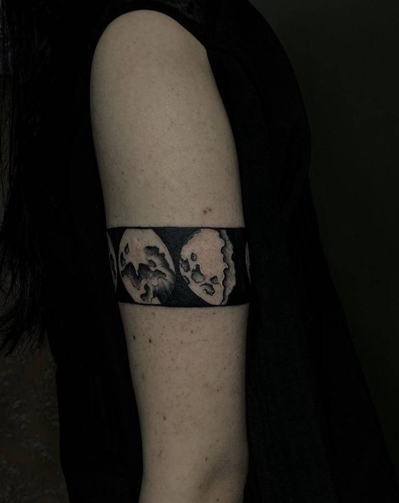 月亮纹身图片_手臂水墨纹身图案