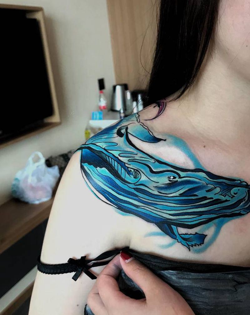 大蓝鲸app纹身图片_胸部水墨水彩纹身图案