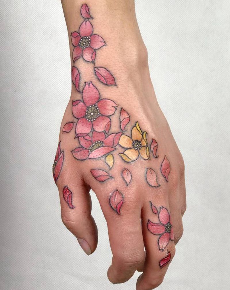 满手樱花设计纹身图片_手部新传统水彩纹身图案