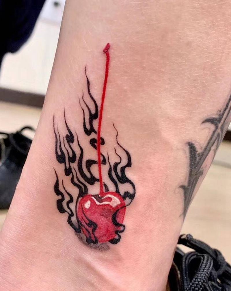 小樱桃纹身图片_脚部水彩纹身图案