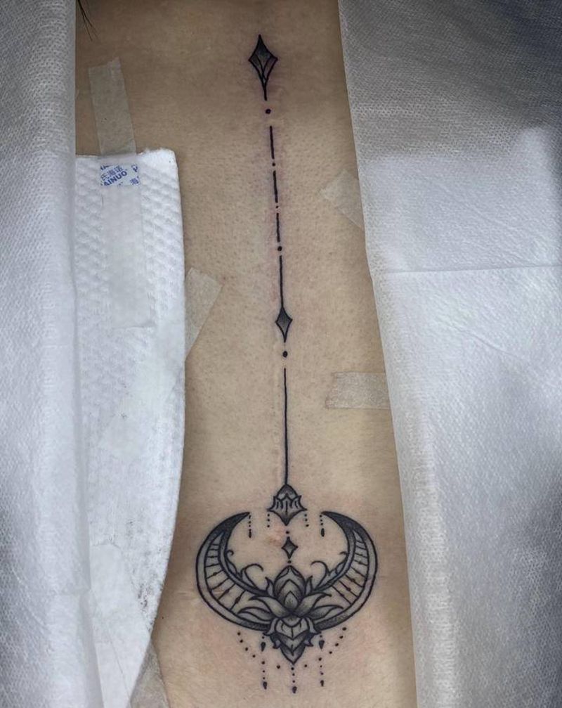 疤痕遮盖纹身图片_胸部几何纹身图案