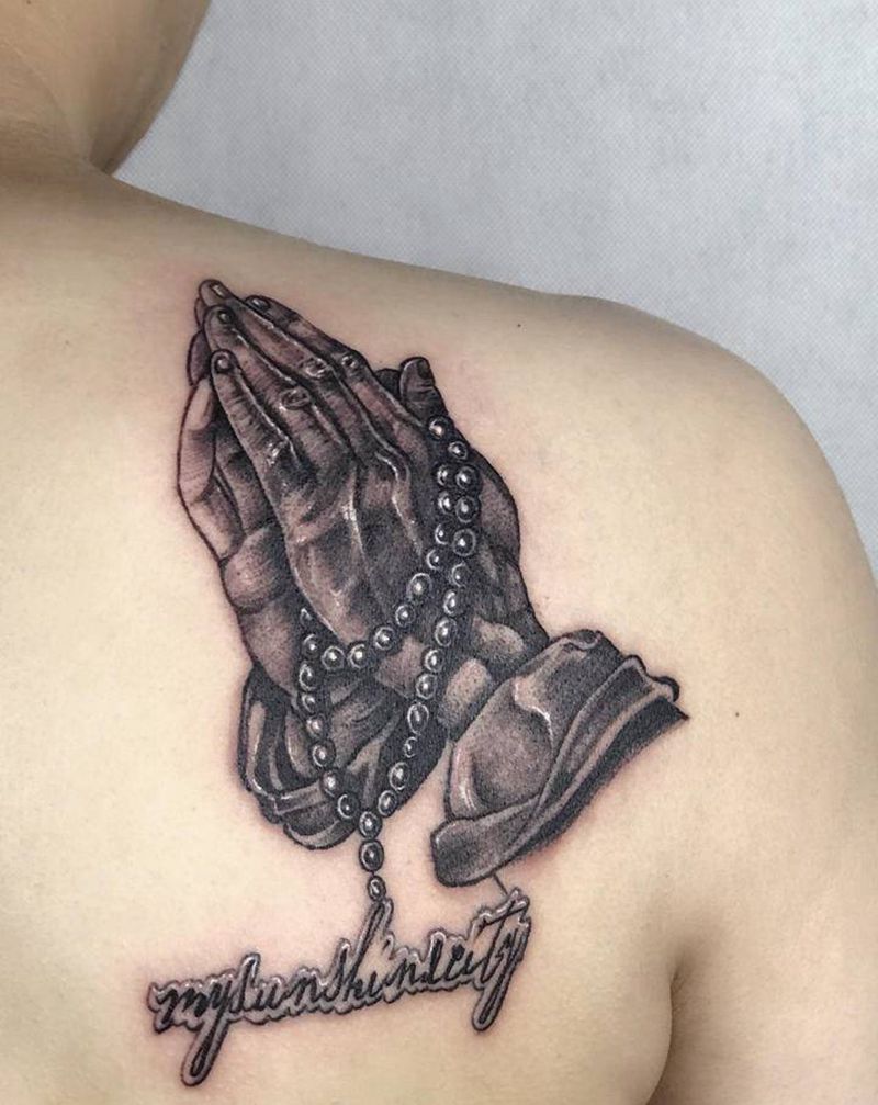 祈祷纹身图片_背部欧美写实点刺纹身图案