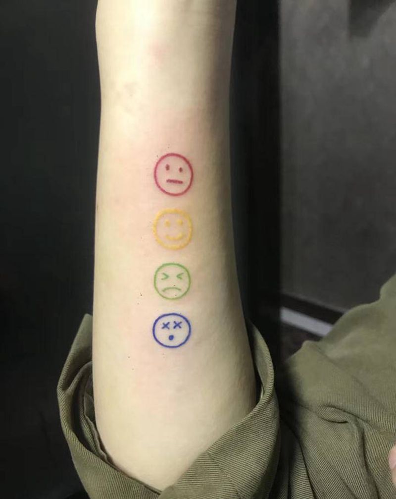 美女自带图纹身图片_手臂脚部纹身图案