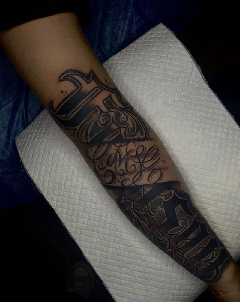 专注事业纹身图片_手臂花体字纹身图案